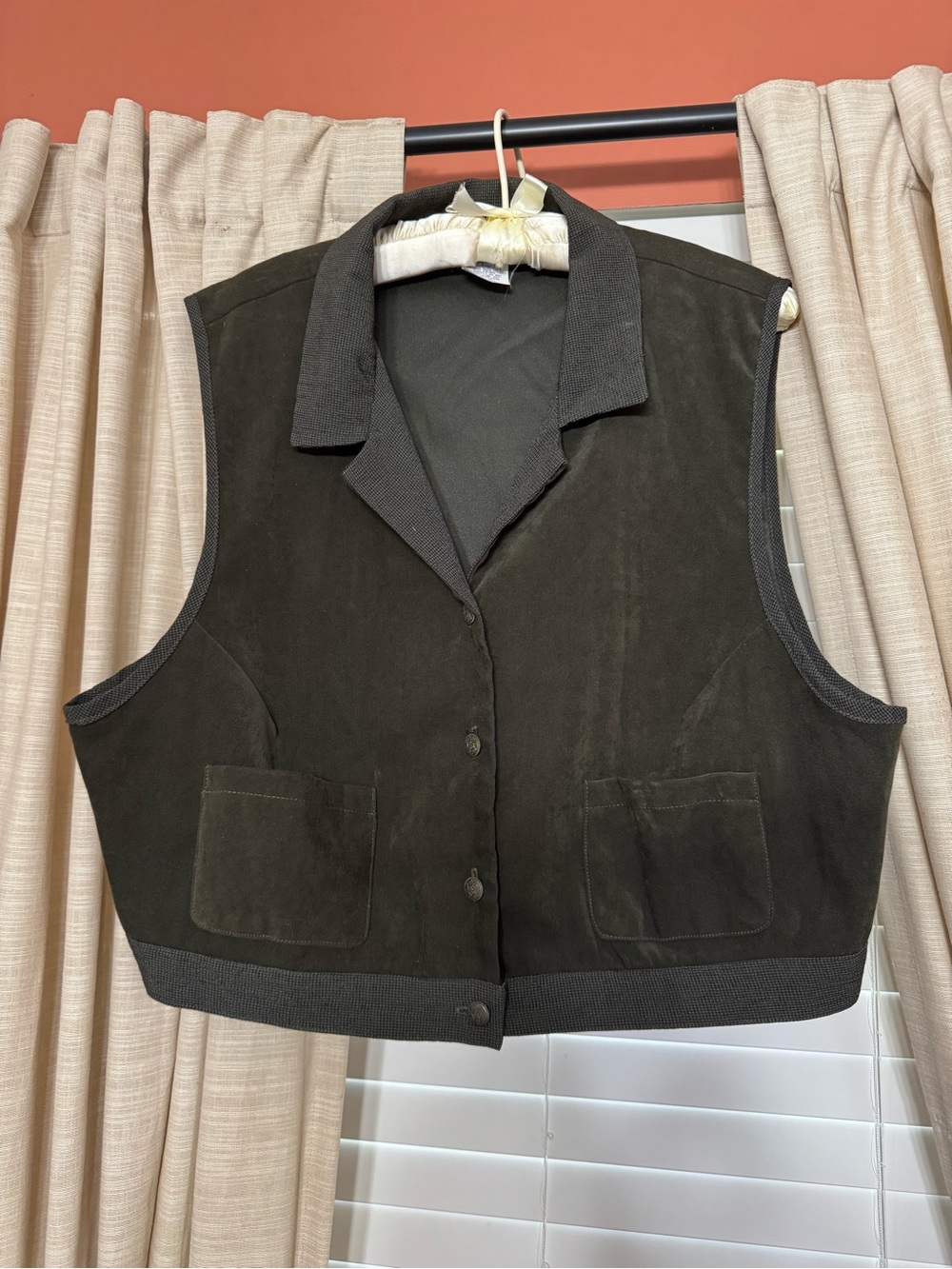 Women’s Cropped Suede Vest in Dark Olive